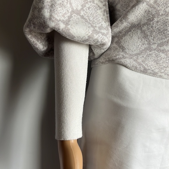 Express White Patterned Sweater - Picture 8 of 10